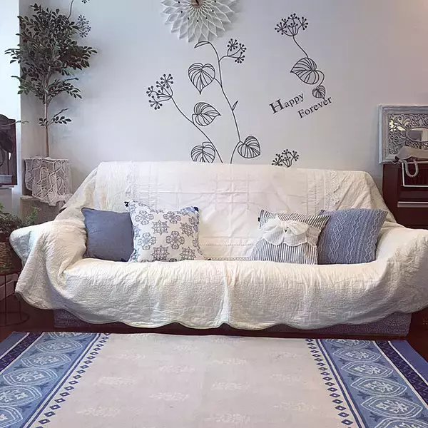 「暑さを和らげるカラーや素材選びがコツ！夏に使いたいラグのあるお部屋」の画像