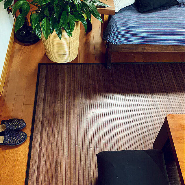 暑さを和らげるカラーや素材選びがコツ！夏に使いたいラグのあるお部屋