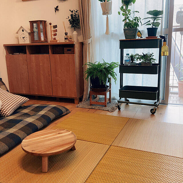 暑さを和らげるカラーや素材選びがコツ！夏に使いたいラグのあるお部屋