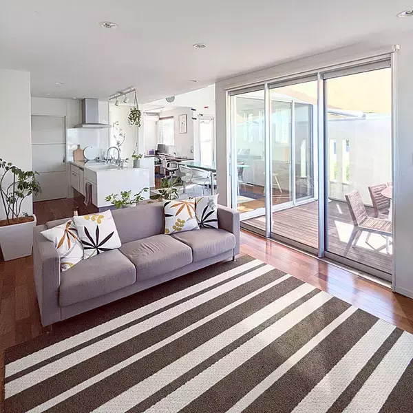 「暑さを和らげるカラーや素材選びがコツ！夏に使いたいラグのあるお部屋」の画像