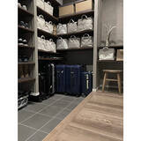 「場所を取るアイテムでもきれいに収めて。スーツケースの収納場所・方法6選」の画像1