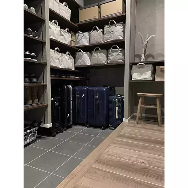 「場所を取るアイテムでもきれいに収めて。スーツケースの収納場所・方法6選」の画像