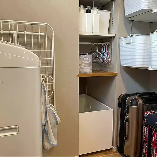 「場所を取るアイテムでもきれいに収めて。スーツケースの収納場所・方法6選」の画像