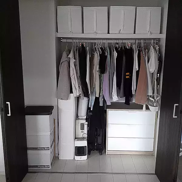 「場所を取るアイテムでもきれいに収めて。スーツケースの収納場所・方法6選」の画像