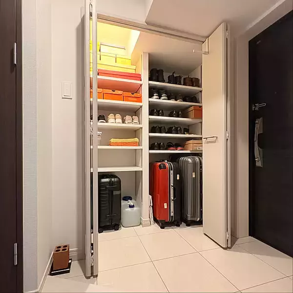 「場所を取るアイテムでもきれいに収めて。スーツケースの収納場所・方法6選」の画像