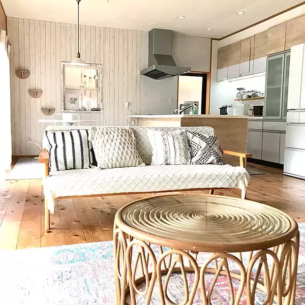 「ゆるやかな空気が流れる空間。BOHOインテリアで整える暮らしとお部屋のアイデアを紹介」の画像