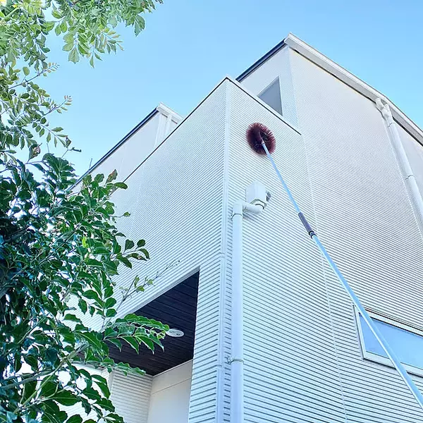 下から届く工夫で高所に上ることなくキレイに♪おうちの高いところを掃除するためのコツ