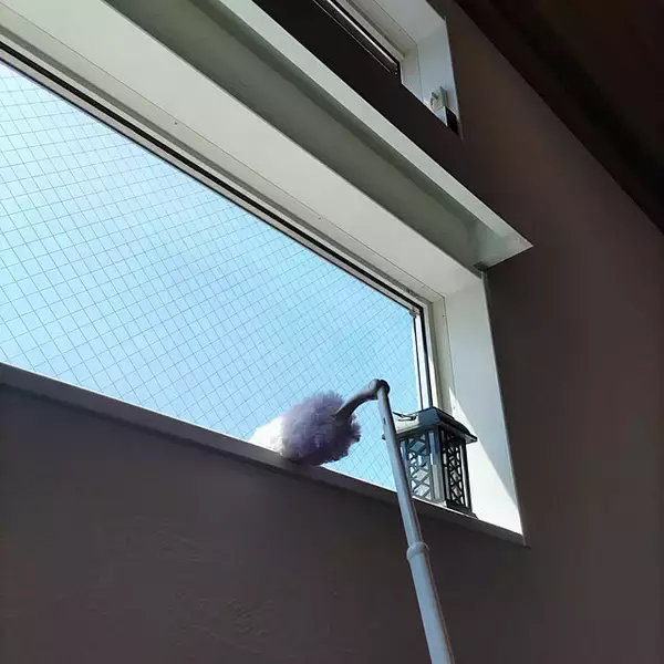 「下から届く工夫で高所に上ることなくキレイに♪おうちの高いところを掃除するためのコツ」の画像