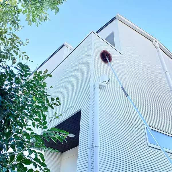 「下から届く工夫で高所に上ることなくキレイに♪おうちの高いところを掃除するためのコツ」の画像