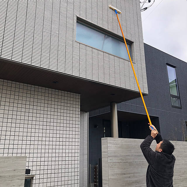 下から届く工夫で高所に上ることなくキレイに♪おうちの高いところを掃除するためのコツ