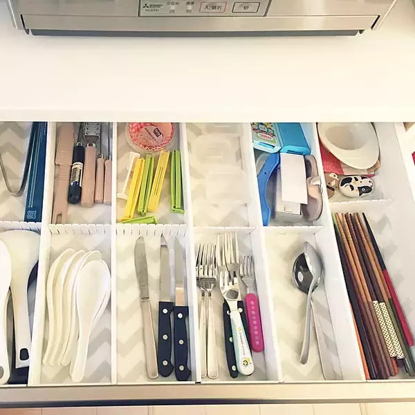 「プチリフォーム感覚で楽しむ♪セリアの食器棚シート活用アイデア6選」の画像