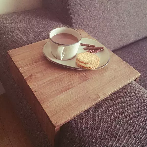 「DIYで思いどおり！サイドテーブルのスペース活用アイデア」の画像