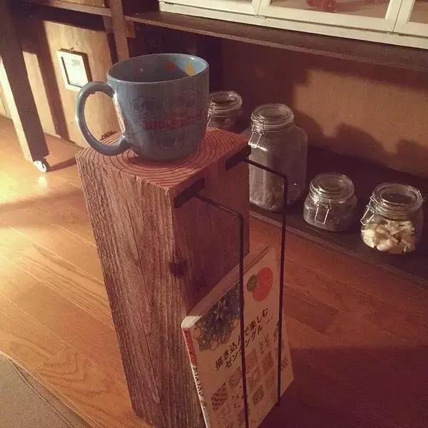 「DIYで思いどおり！サイドテーブルのスペース活用アイデア」の画像