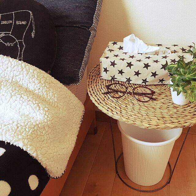 DIYで思いどおり！サイドテーブルのスペース活用アイデア