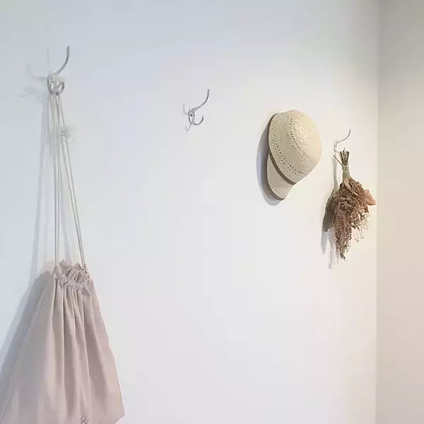 「玄関周りはひっかけ収納が便利！100均フックを使った整理整頓アイデア集」の画像