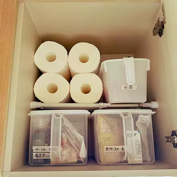 「棚を追加したら驚くほど使いやすくなる！ダイソー商品で収納スペースを増やすDIYアイディア」の画像