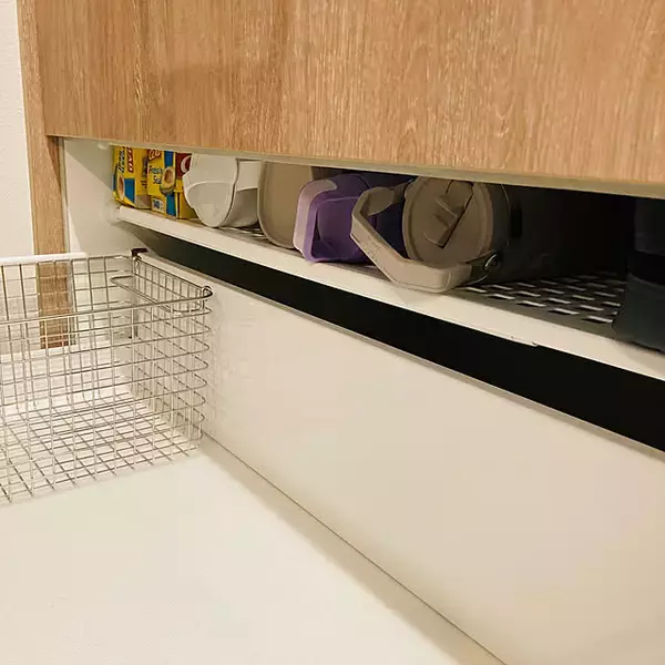 「棚を追加したら驚くほど使いやすくなる！ダイソー商品で収納スペースを増やすDIYアイディア」の画像