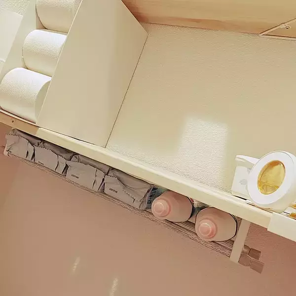 「棚を追加したら驚くほど使いやすくなる！ダイソー商品で収納スペースを増やすDIYアイディア」の画像