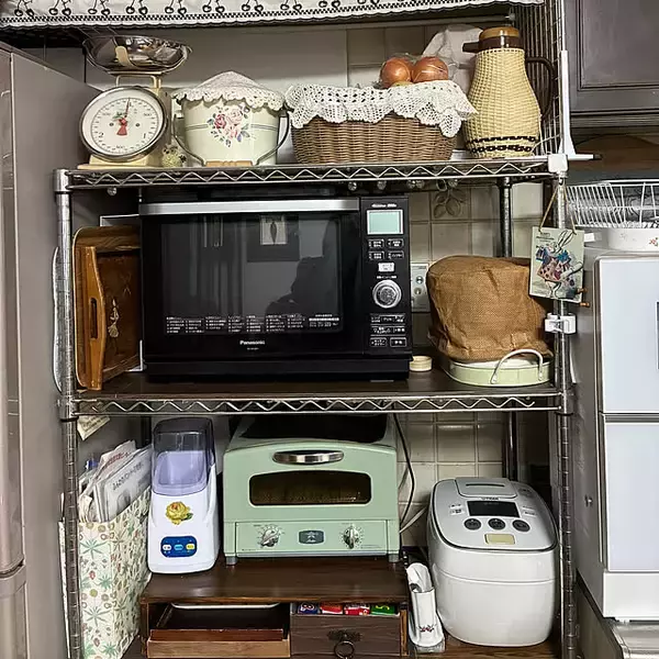 「棚を追加したら驚くほど使いやすくなる！ダイソー商品で収納スペースを増やすDIYアイディア」の画像