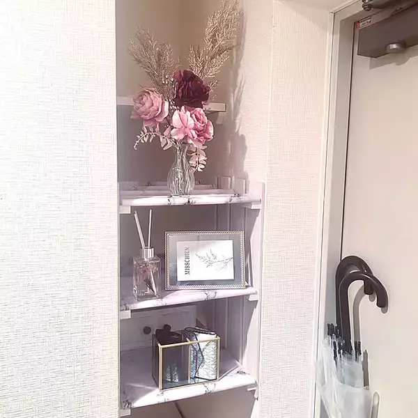 「棚を追加したら驚くほど使いやすくなる！ダイソー商品で収納スペースを増やすDIYアイディア」の画像
