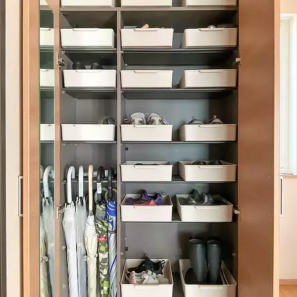 「玄関に手軽な工夫をプラス♪100均アイテムで靴収納を整える」の画像