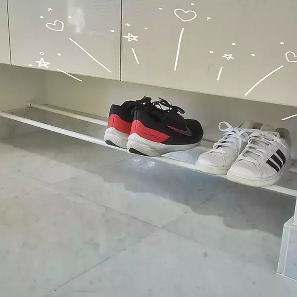 「玄関に手軽な工夫をプラス♪100均アイテムで靴収納を整える」の画像