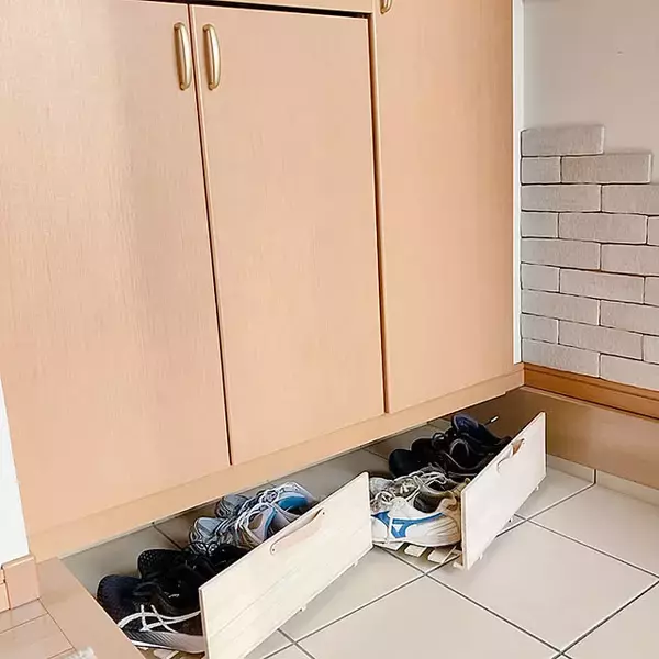 「玄関に手軽な工夫をプラス♪100均アイテムで靴収納を整える」の画像