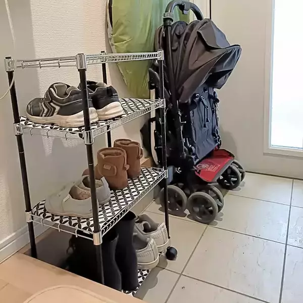 「玄関に手軽な工夫をプラス♪100均アイテムで靴収納を整える」の画像