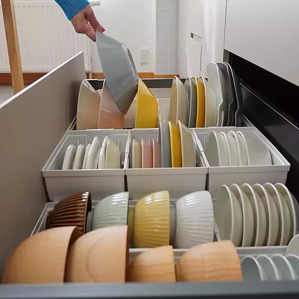 「整理整頓で出し入れ快適！真似したい食器収納アイデア10選」の画像