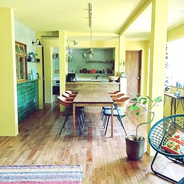 「フレッシュなカラーで気分すっきり！レモンイエローを取り入れたお部屋」の画像