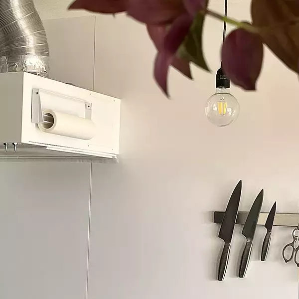 「スムーズに使える！tower片手でカットマグネットキッチンペーパーホルダー」の画像