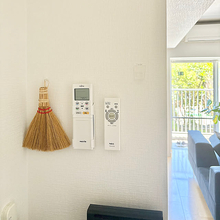 探す時間にさようなら！すぐ手に取れるリモコン収納アイデア集