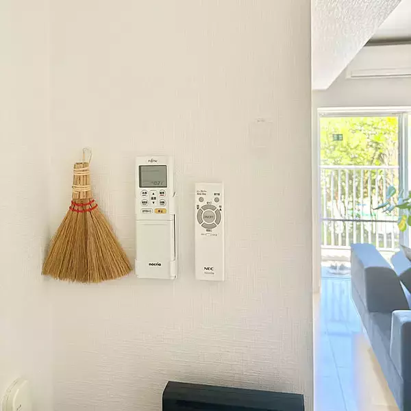 「探す時間にさようなら！すぐ手に取れるリモコン収納アイデア集」の画像