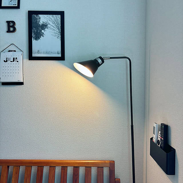 探す時間にさようなら！すぐ手に取れるリモコン収納アイデア集