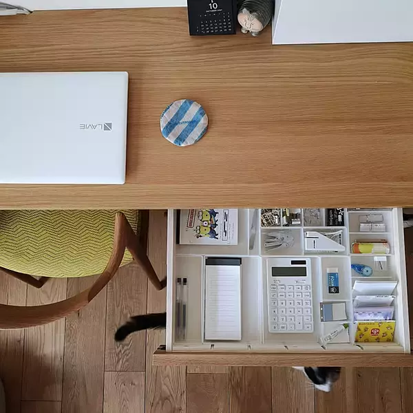 「無印良品のポリプロピレンデスク内整理トレーで収納を整える！ユーザーさんの活用場所をご紹介」の画像