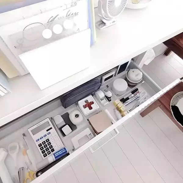 「無印良品のポリプロピレンデスク内整理トレーで収納を整える！ユーザーさんの活用場所をご紹介」の画像