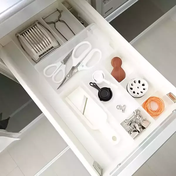 「無印良品のポリプロピレンデスク内整理トレーで収納を整える！ユーザーさんの活用場所をご紹介」の画像