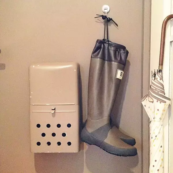 「これで雨の日対策もバッチリ♪濡れたレイングッズの一時置き場アイデア」の画像