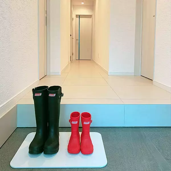 「これで雨の日対策もバッチリ♪濡れたレイングッズの一時置き場アイデア」の画像