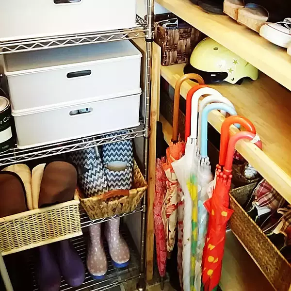 「これで雨の日対策もバッチリ♪濡れたレイングッズの一時置き場アイデア」の画像