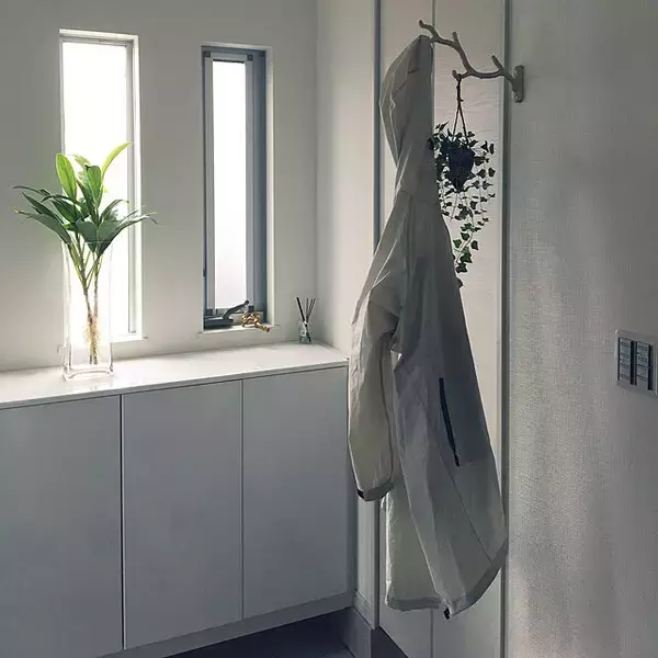 「これで雨の日対策もバッチリ♪濡れたレイングッズの一時置き場アイデア」の画像