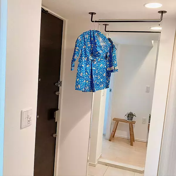 「これで雨の日対策もバッチリ♪濡れたレイングッズの一時置き場アイデア」の画像