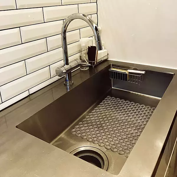 「お掃除がグッと楽になる！キッチンのシンクや洗面台の水はね対策」の画像