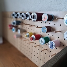 「見せる収納」も「隠す収納」もお手のもの♪ダイソーのパンチングボードを活用した収納テクニック