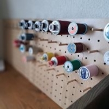 「見せる収納」も「隠す収納」もお手のもの♪ダイソーのパンチングボードを活用した収納テクニック