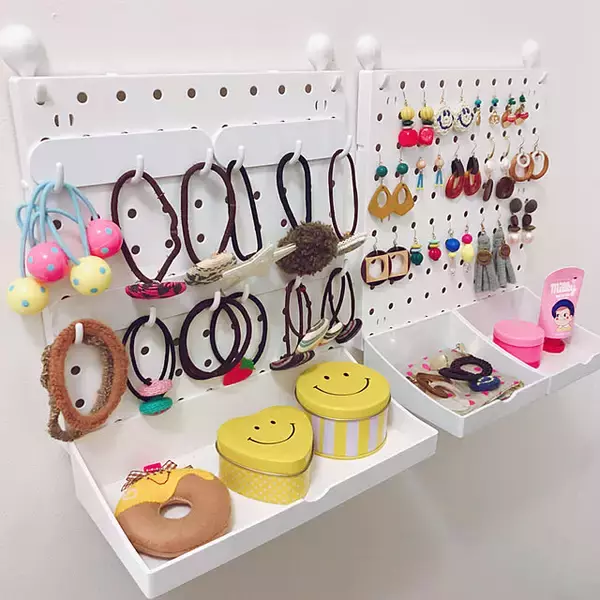 「「見せる収納」も「隠す収納」もお手のもの♪ダイソーのパンチングボードを活用した収納テクニック」の画像