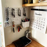 「「見せる収納」も「隠す収納」もお手のもの♪ダイソーのパンチングボードを活用した収納テクニック」の画像3