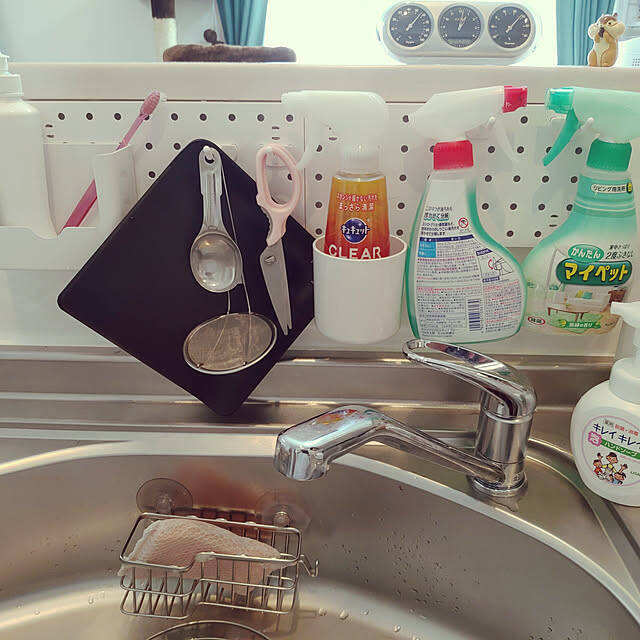 「見せる収納」も「隠す収納」もお手のもの♪ダイソーのパンチングボードを活用した収納テクニック