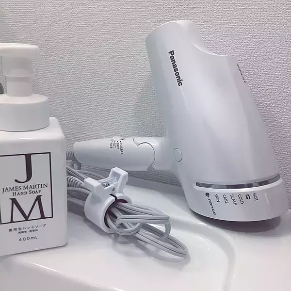 「迷子にならない、からまない！コード収納のお悩みはダイソーの便利グッズで解決」の画像