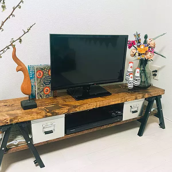 「インダストリアルな魅力がインテリアにマッチ☆脚立を使ったDIY棚」の画像